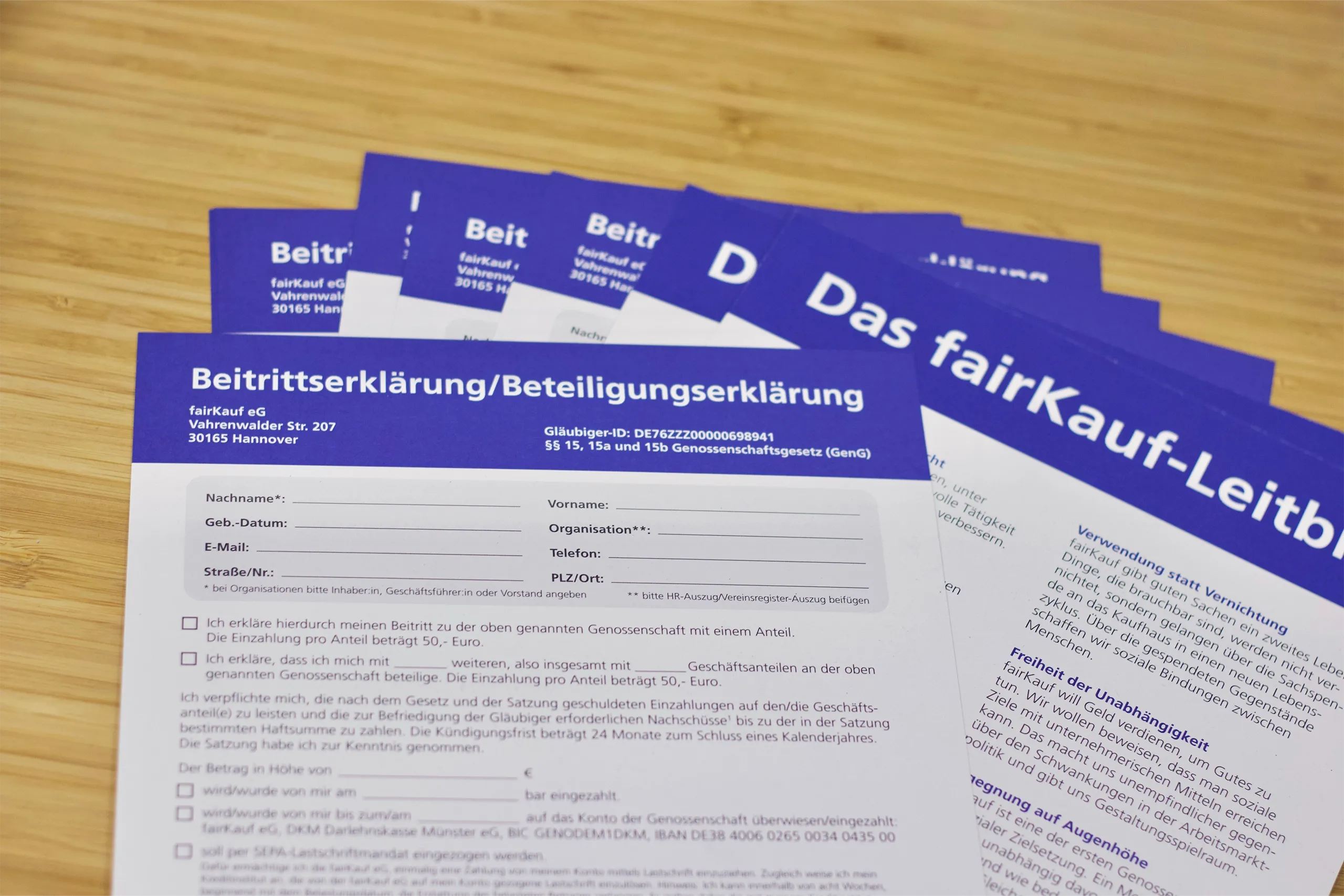 Formulare der fairKauf eG liegen auf einem Tisch.