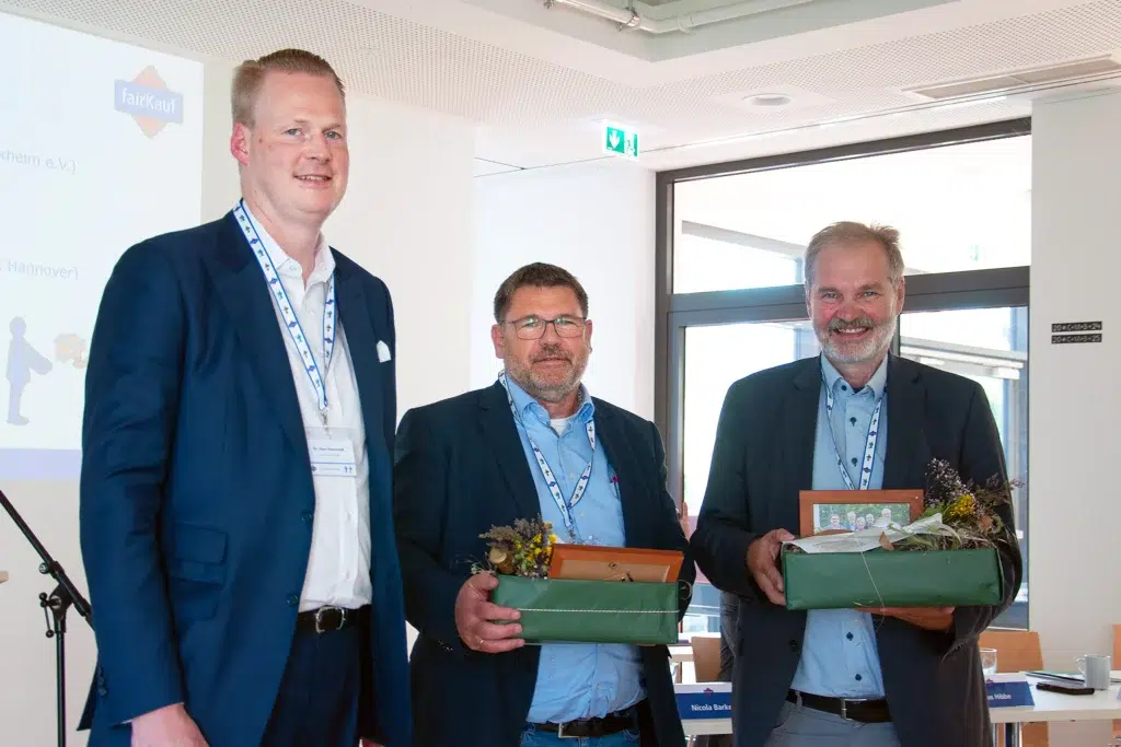 v.l.n.r. Aufsichtsratsvorsitzender Dr. Sven Hasenstab verabschiedet die alten Vorstandsmitglieder Lutz Jung und  Andreas Sonnenberg