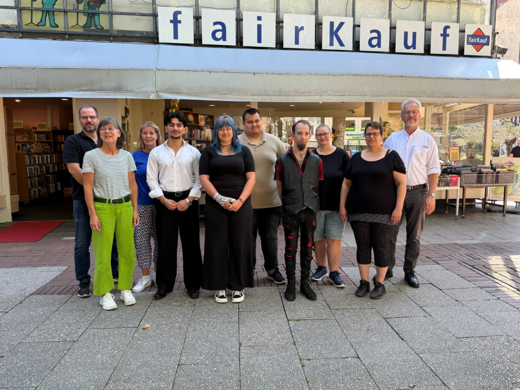Ausbildungsstart vor der fairKauf Filiale Kaufhaus City